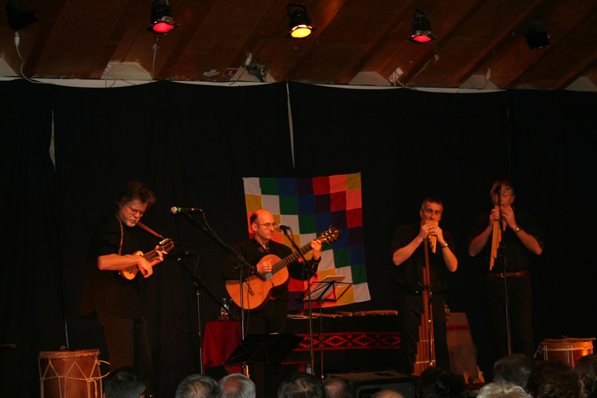 Le groupe Kinua en concert lors de la septième édition d'Histoires d'Amériques latines &agrave; la CachardeSaint-Péray (07) le 09 février 2008 