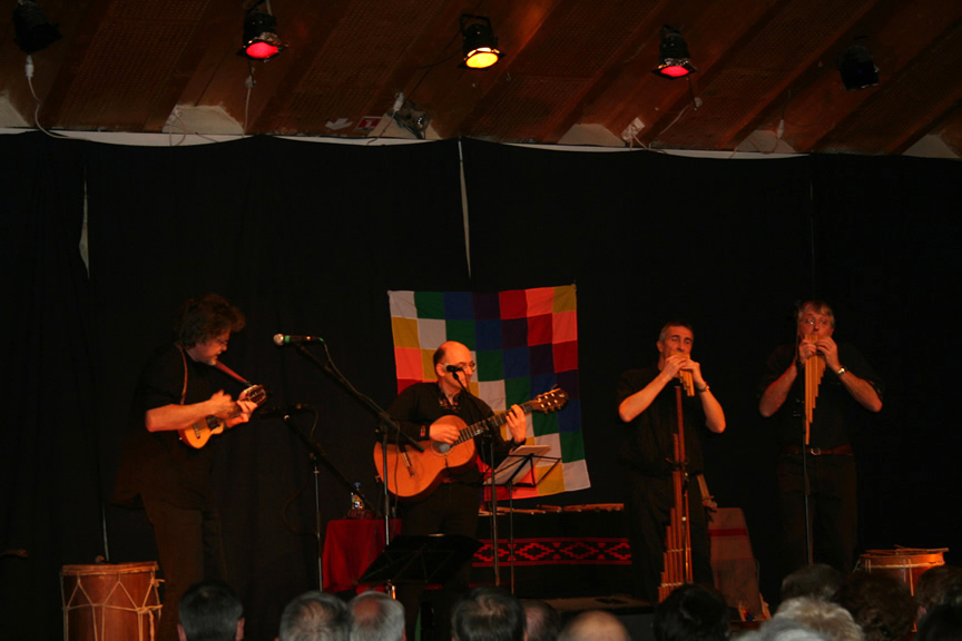 Le groupe Kinua en concert lors de la septième édition d'Histoires d'Amériques latines &agrave; la CachardeSaint-Péray (07) le 09 février 2008 