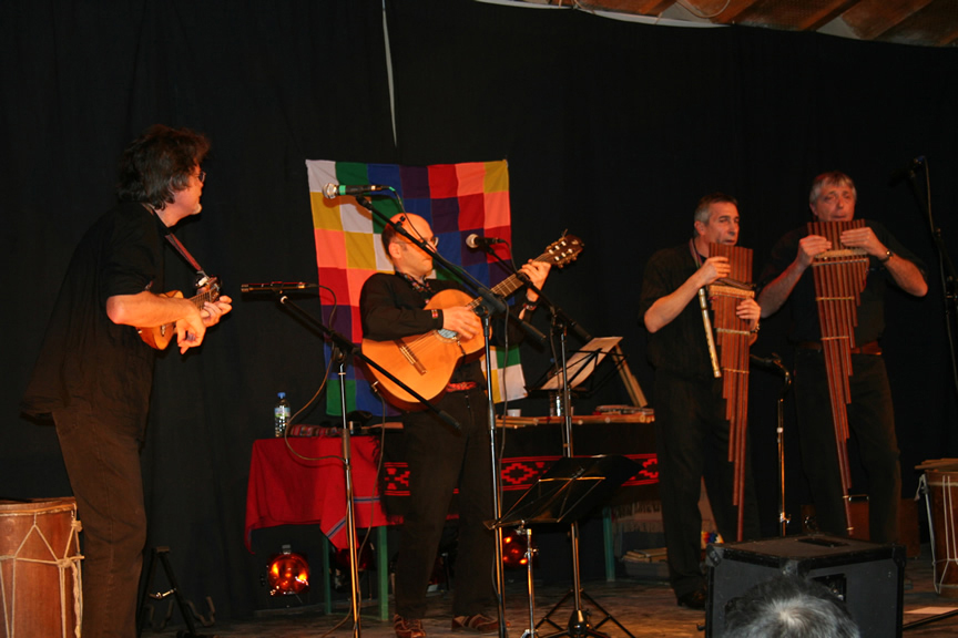 Le groupe Kinua en concert lors de la septième édition d'Histoires d'Amériques latines &agrave; la CachardeSaint-Péray (07) le 09 février 2008 