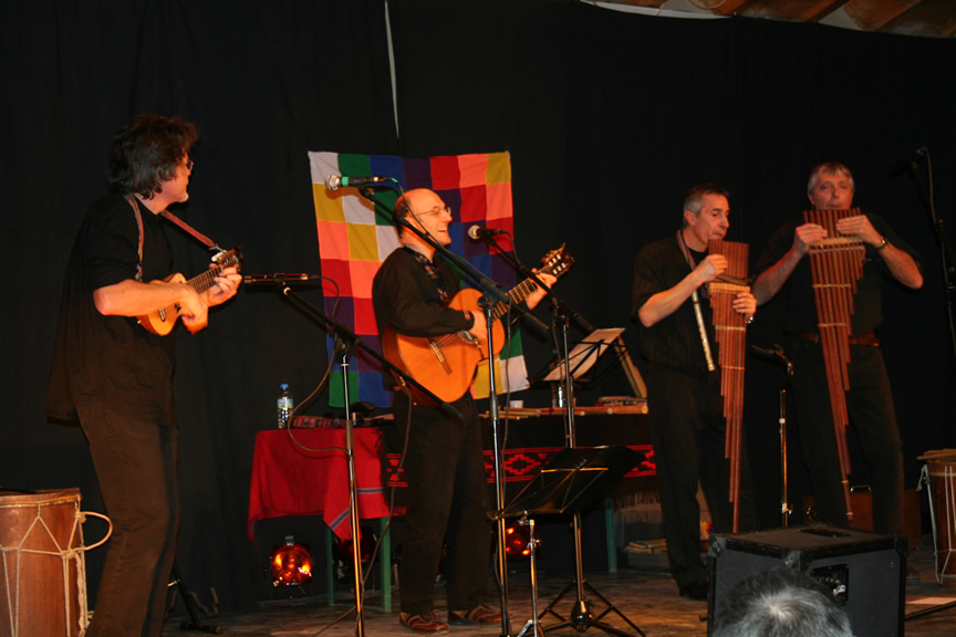 Le groupe Kinua en concert lors de la septième édition d'Histoires d'Amériques latines &agrave; la CachardeSaint-Péray (07) le 09 février 2008 
